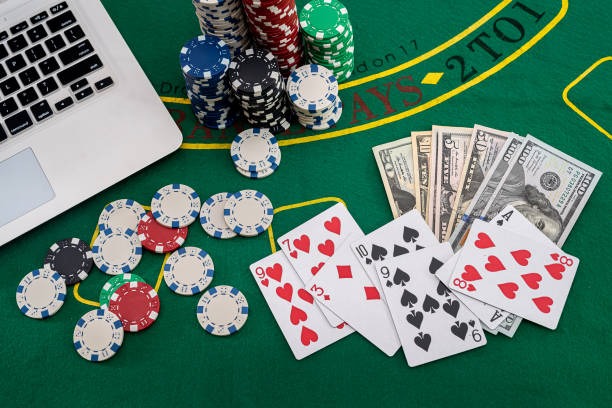 Mobile screen showing live dealer alongside slot category on slot initoto88